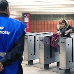 Женщина проходит турникет